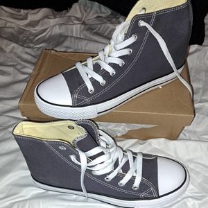 NIB - UNISEX Hightops 10.5 Women/9 Men Blue & White